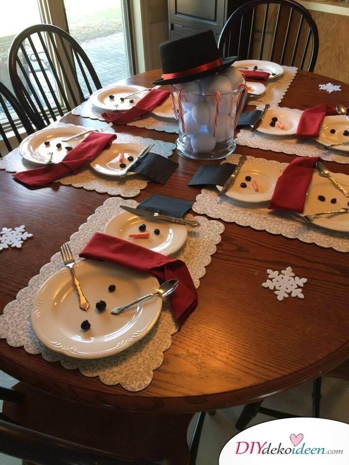 DIY Tischdeko Ideen zu Weihnachten, Teller als Schneemänner gestalten, Schneemann auf dem Tisch