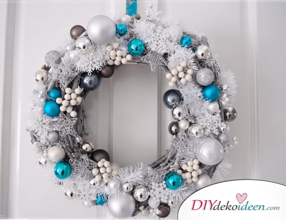 DIY Weihnachtsdeko Ideen, Weihnachtskranz mit Sternen, Schneeflocken und Weihnachtskugeln
