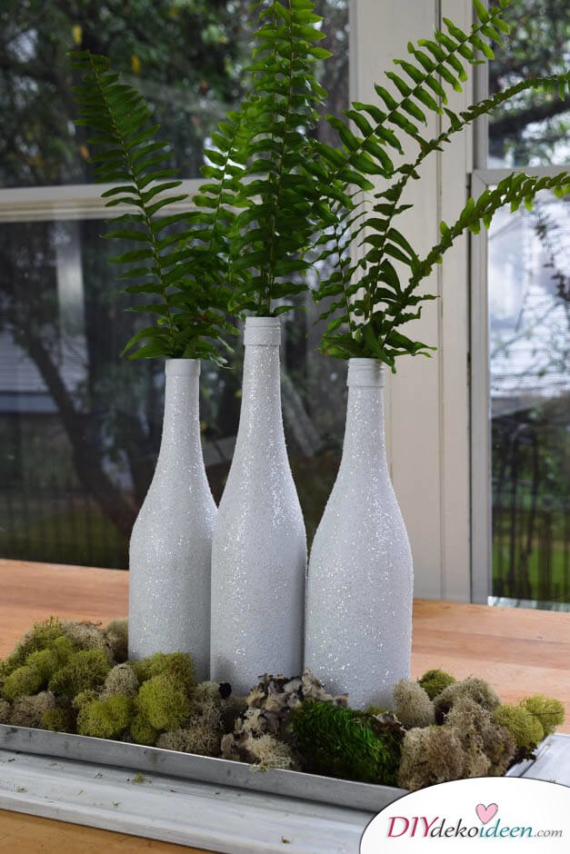 DIY Weihnachtsdeko Bastelideen mit Weinflaschen, Weiße Glitzer-Vase