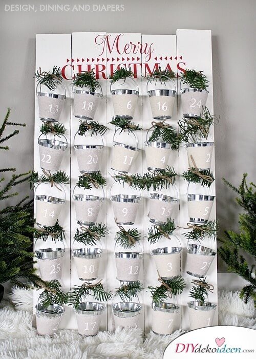 Adventskalender selber basteln, Holzplatte mit Eimerchen, DIY Idee zu Weihnachten