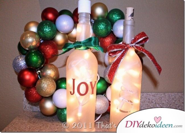 DIY Weihnachtsdeko Bastelideen mit Weinflaschen, weiße Flaschen mit Lichterketten, Joy