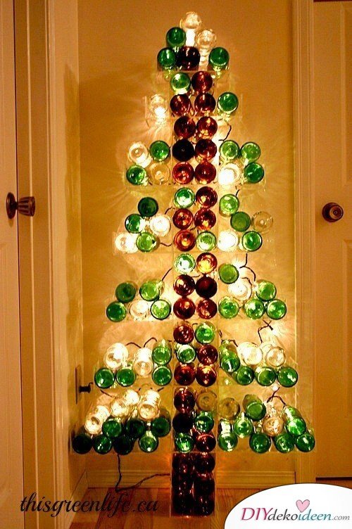 DIY Weihnachtsbaum-Bastelideen, Glasflaschen wiederverwenden mit einer Lichterkette