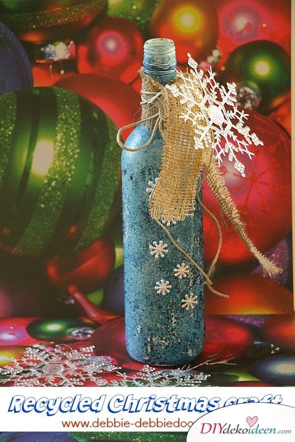 DIY Weihnachtsdeko Bastelideen mit Weinflaschen, Vintage Look mit Schneeflocken und Sackleinen
