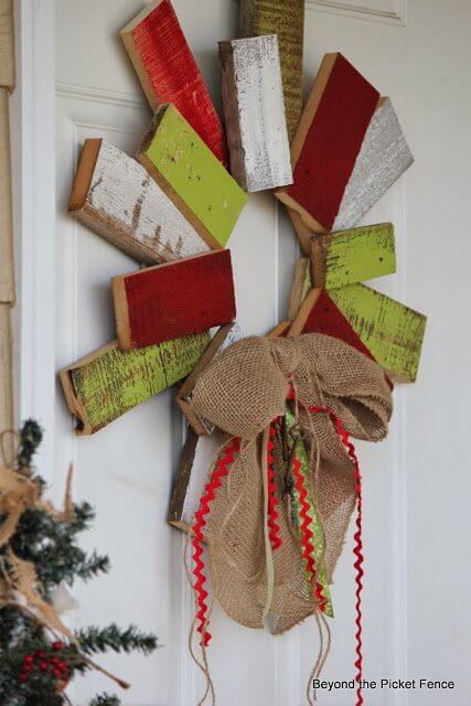 Selbstgemachter Weihnachtskranz für die Tür, Türdeko aus Europalette, DIY Bastelideen zu Weihnachten mit einer Europalette