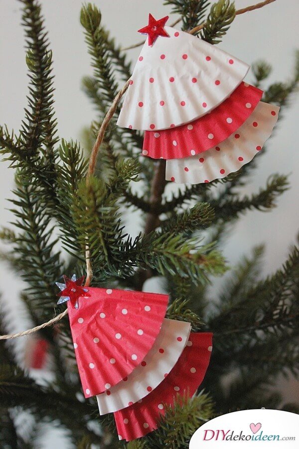DIY christmas craft ideas garland made from muffin paper