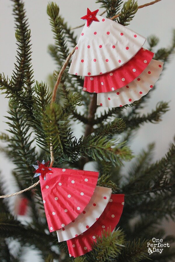 DIY christmas craft ideas garland made from muffin paper