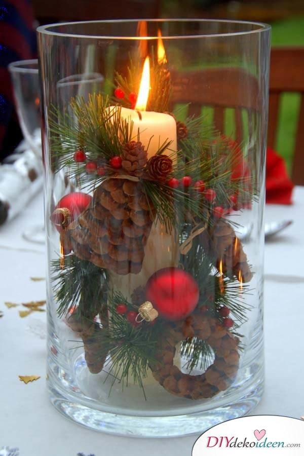 DIY Weihnachtsdeko Bastelideen mit Tannenzapfen-Tischdeko mit Kerze basteln