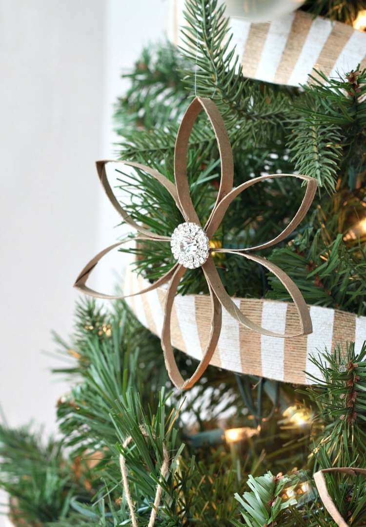 DIY jewelry ideas from paper, christmas stars made from knock paper rolls