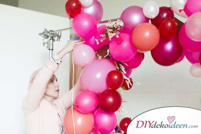  DIY Dekoidee für den Valentinstag - Riesenherz aus Luftballons 