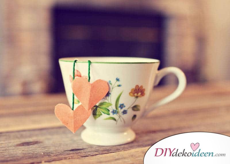 Selbstgebastelte Teebeutel mit Herzchen - DIY Valentinstag Geschenke