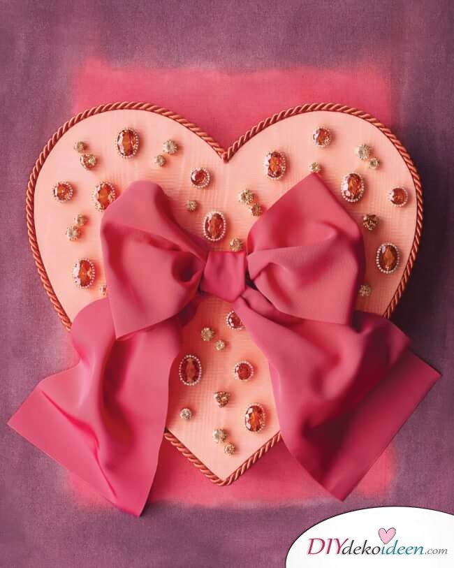 DIY Last Minute Valentinstag Geschenke - Mit Juwelen geschmückte Valentinstagsbox