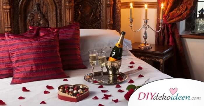 DIY Schlafzimmer Deko-Ideen zum Valentinstag: Bett mit Rosenblättern