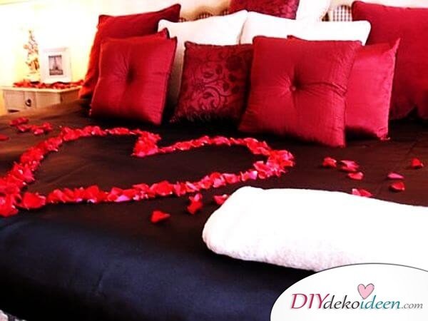 DIY Schlafzimmer Deko-Ideen zum Valentinstag: Herz aus Rosenblättern