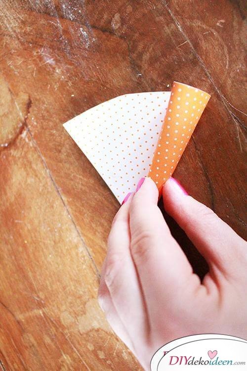 DIY Karotte rollen aus Tonpapier 