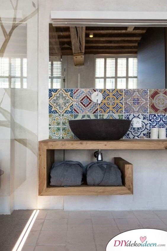 Fliesen-Deko Ideen: modernes Badezimmer Interieur mit Holz und großer Duschwand