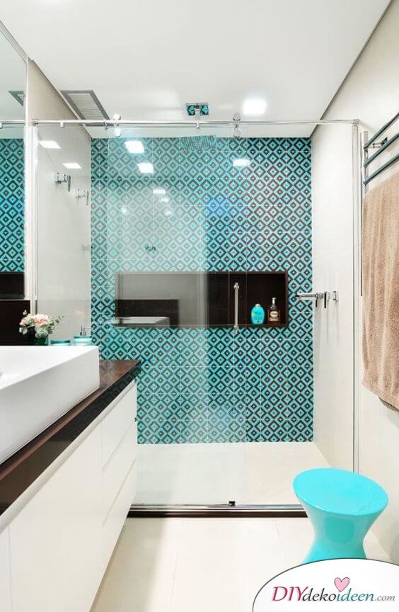 Fliesen-Deko Ideen: modernes Badezimmer mit bunten Akzenten, große Duschwand mit Schiebetür