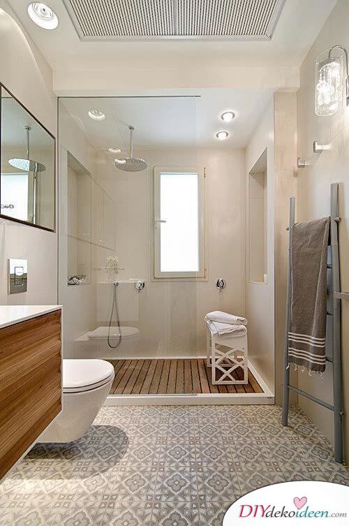 Fliesen-Deko Ideen: modernes Badezimmer Interieur mit Holz, große Dusche