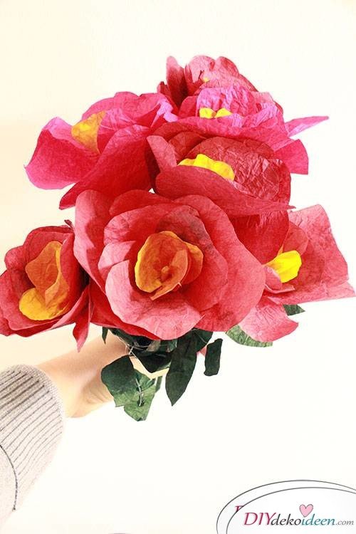 Zaubere ein Lächeln auf Mamas Gesicht! - DIY Blumenstrauß aus Knitterpapier