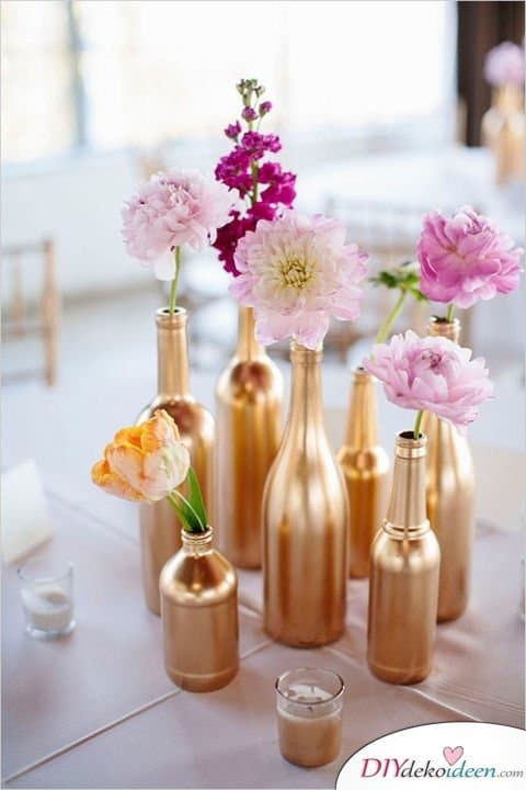 DIY Hochzeitsdekoration Bastelideen - Goldene Weinflaschenvasen 