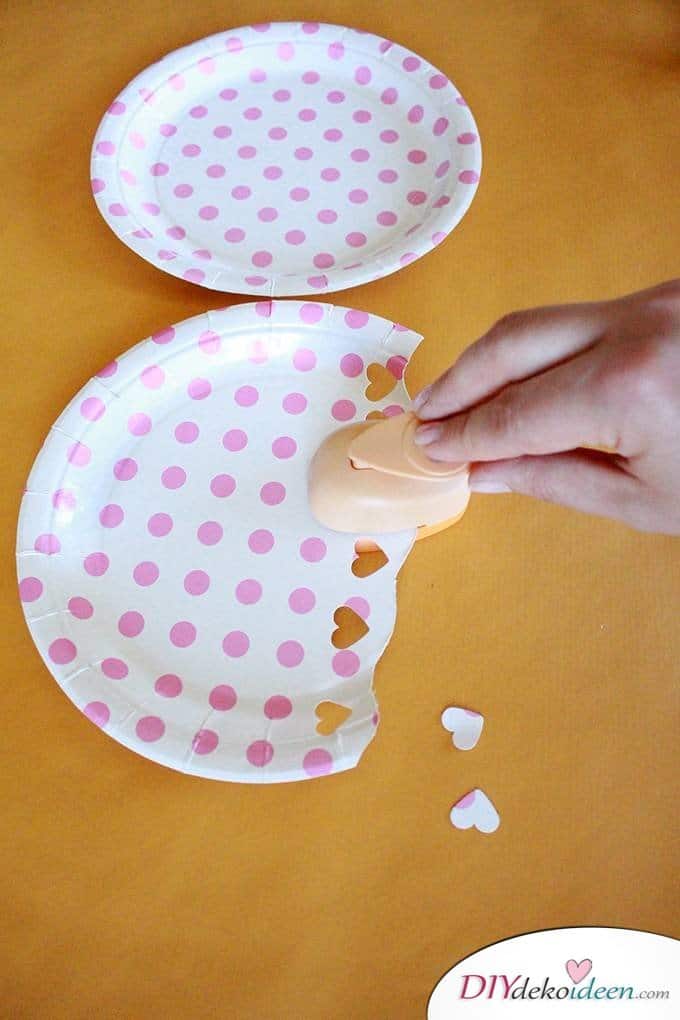 Quallen aus Papptellern - DIY Bastelideen für Kleinkinder