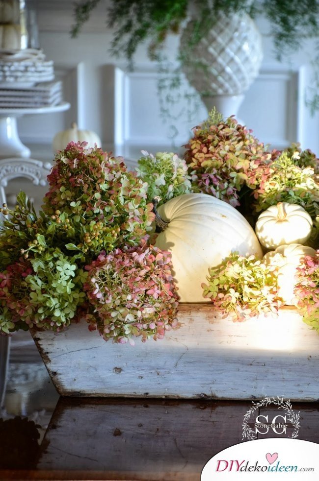 15 Herbst Tischdeko Ideen - Kürbisdeko Hortensien 