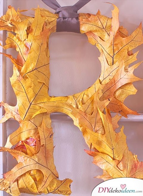 Herbstdeko basteln mit Blättern - Blatt-Monogramm 