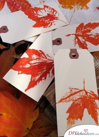 Herbstdeko basteln mit Blättern - Geschenketiketten
