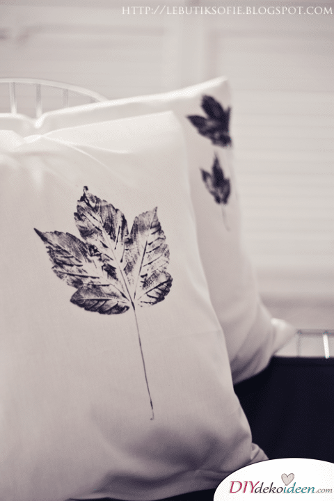 DIY Bastelideen - Herbstdeko basteln - Blattdruck Kissen 
