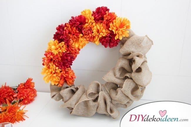 Herbstkränze selber machen - 15 DIY Bastelideen - Türkranz Blumen 