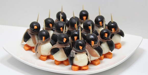 Eure Gäste werden vom Pinguin-Fingerfood aus Mozzarella begeistert sein Eure Gäste werden vom Pinguin-Fingerfood aus Mozzarella begeistert sein