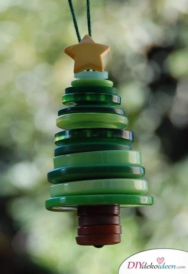 Weihnachtsbasteln mit Kindern - 15 DIY Bastelideen - Weihnachtsbäumchen basteln aus Knöpfen - Weihnachten basteln 