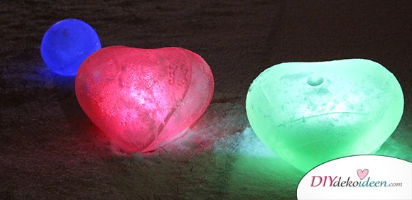 Mit diesen DIY Eiskugeln fängst du den Zauber des Winters ein Mit diesen DIY Eiskugeln fängst du den Zauber des Winters ein
