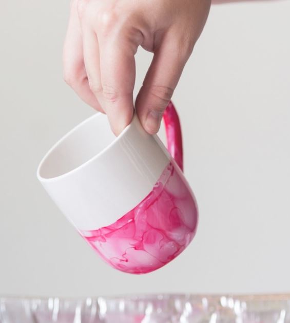 DIY Tassen mit Marmormuster - Pinke Tasse-Geschenke selber machen