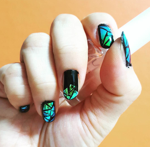 DIY Glass Nails-spiegelnder Effekt mit schwarzem Akzent