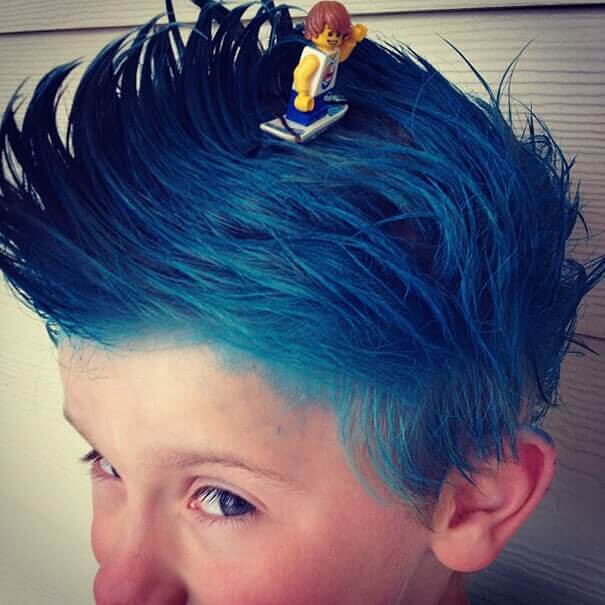 Haare blau färben - Welle aus Haaren mit einer Lego-Figur 