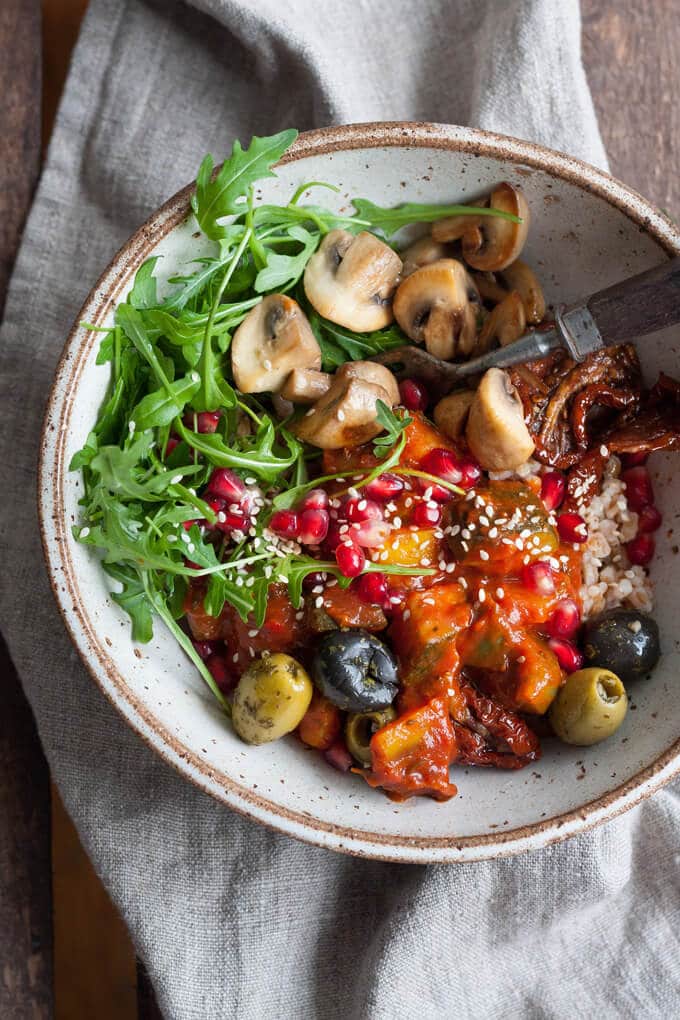 Buddha Bowl Rezept - leckerer Salat mit Pilzen und Oliven