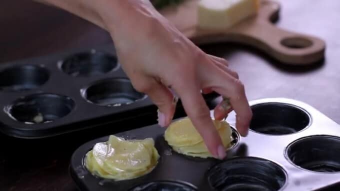 Kartoffelscheiben in Muffinformen legen - einfache Rezepte