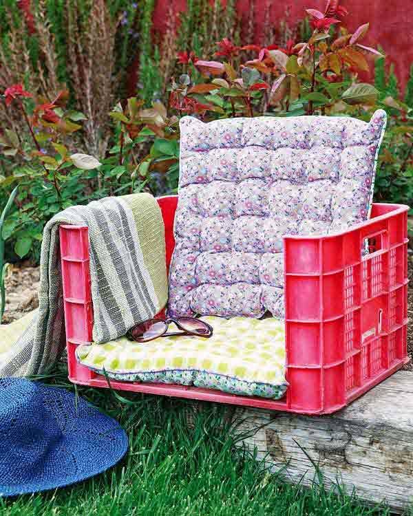 DIY Sessel - Plastikkisten mit Kissen - Gartenmöbel zum Selbermachen