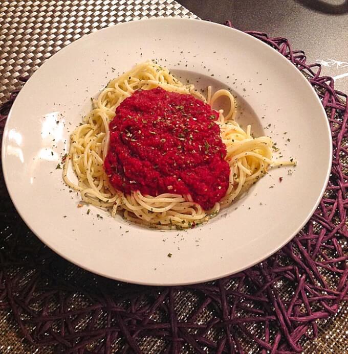vegane Rezeptideen - Nudelgericht mit Rote-Bete-Sauce