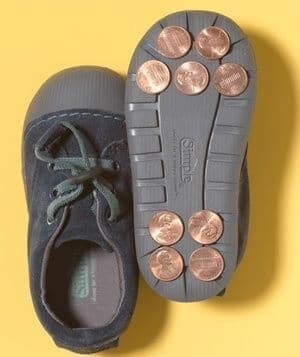 Münzen an den Schuhen kleben - DIY Idee gegen rutschige Sohlen 