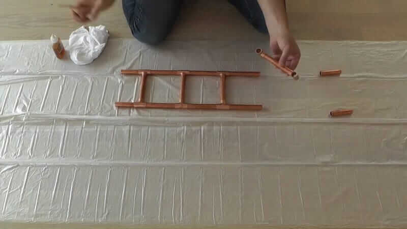DIY Bastelidee mit Kupferrohre-Vierecke zu einer kleinen Leiter zusammenbauen