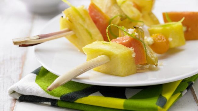 Gegrillte Thai-Früchte auf Zitronengrasspießen - gesunde Ernährung