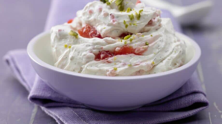 Frischkäse-Erdbeer-Creme mit Pistazien - einfache Rezepte