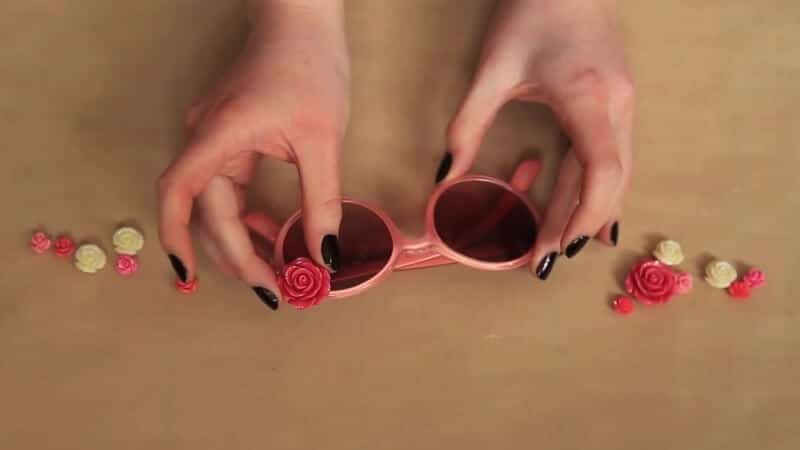 Brillenrahmen mit kleinen Blumen versehen - DIY Ideen
