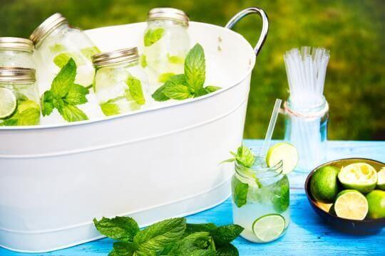 Leckere Cocktails in Einweckgläsern servieren - Gartenparty Ideen