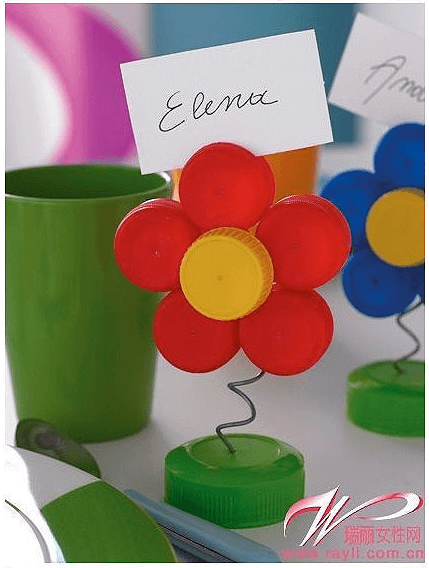 Foto oder Platzkartenhalter basteln aus Flaschendeckeln, Blumen basteln mit Kleinkindern