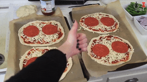 Pizza belegen - leckere Speisen zubereiten - Pizza-Rezept
