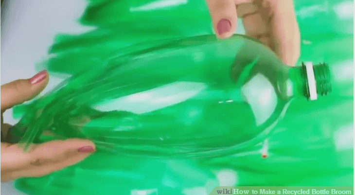 Aus Plastikflaschen Streifen schneiden
