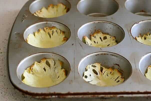 Ananasscheiben in Muffinformen legen
