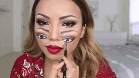 Doppelgesicht Make-up zu Halloween-Augen mit schwarzer Geischtsfarbe malen